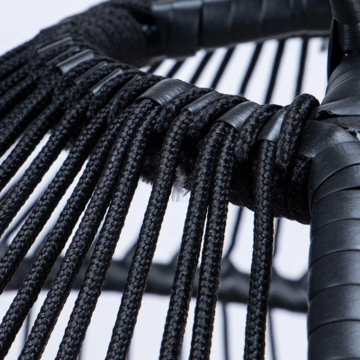 Merkloos Hangstoel Norway - Zwart Wicker & Touw Luxe Egg Hangstoel Met Dikke Antraciete Kussens Met Frame - Inklapbare Basket - Afbeelding 4